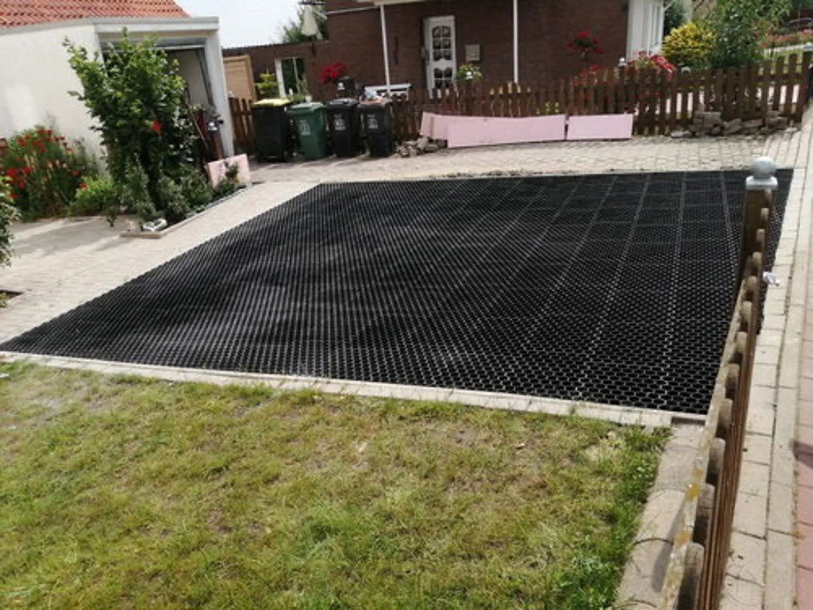 Verlegte Paddockplatten auf einer gewerblich genutzten Außenfläche