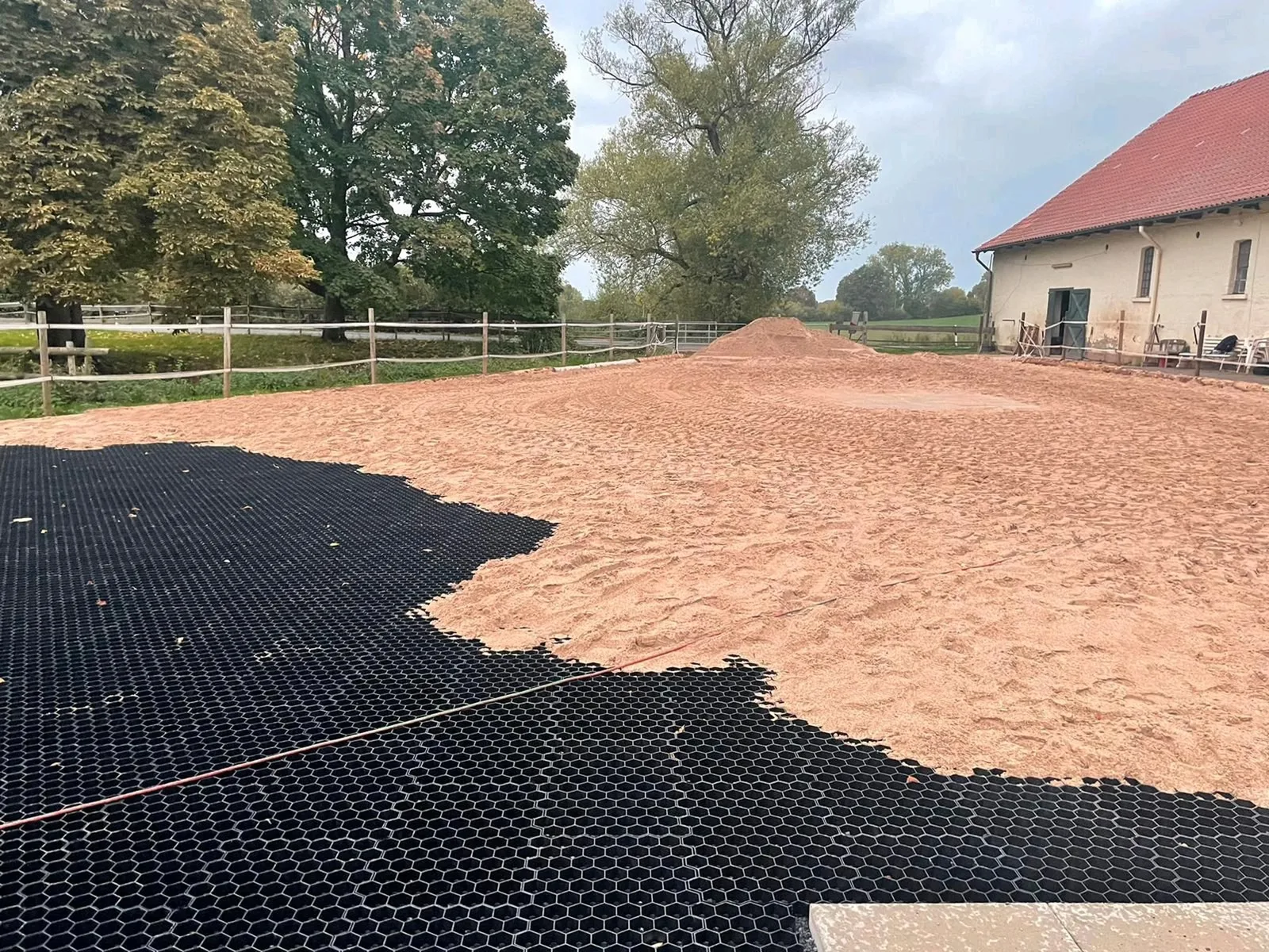 Helle befestigte Paddockfläche mit Tretschicht